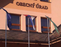 Omotané vlajky na stožiaroch